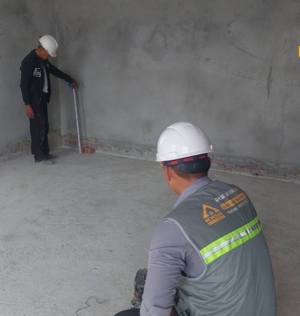 Kỹ sư BeHouse kiểm tra trắc đạc, cao độ sàn